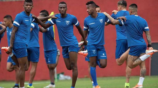 Los jugadores del equipo realizan estiramientos antes de la práctica de ayer, 23 de junio del 2019, en Belo Horizonte, Brasil. Foto: AFP