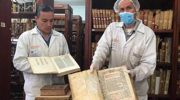 Técnicos muestran algunos de los 33 500 libros. Foto: Betty Beltrán / ÚN