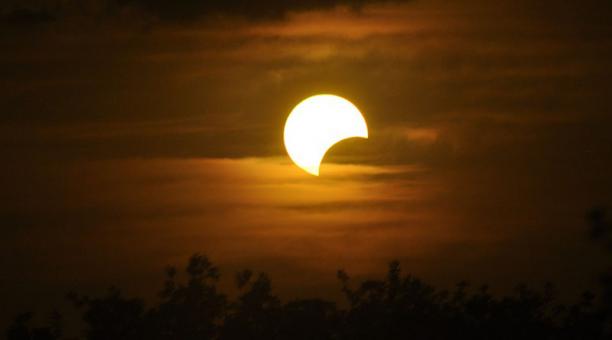 Imagen referencial. Un eclipse parcial de Sol se podrá observar desde las 14:36 de este 2 de julio del 2019. Foto: Pixabay
