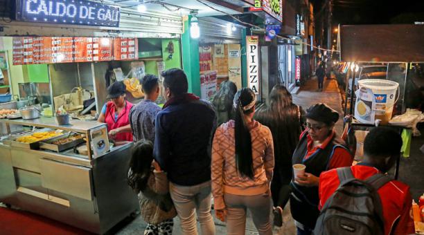 En la calle Alejandro Ponce abundan los negocios, sobre todo de comida. Foto: Evelyn Jácome / ÚN