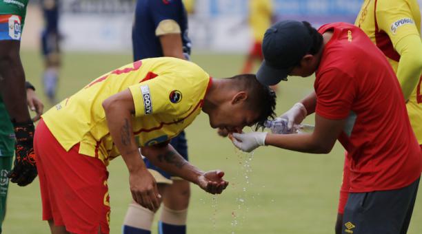El jugador Luis Romero salió sangrando tras un choque en el partido de ayer, en el estadio Gonzalo Pozo. Foto: Galo Paguay / ÚN