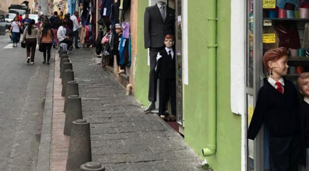 En la calle Mideros hay varios almacenes que venden uniformes para los municipales. Foto: Yadira Trujillo / ÚN