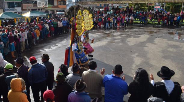 Las actividades culturales se desarrollaron en la plaza central de la parroquia San Andrés de Píllaro. Foto: Cortesía / ÚN
