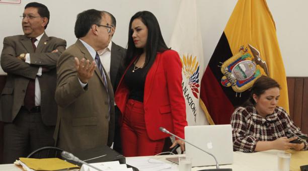 Jeannine Cruz (de rojo) acudió el 22 de julio del 2019 a la Comisión. Foto: Patricio Terán / ÚN