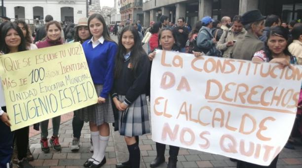 Representantes de distintos planteles municipales protestaron antes de ser recibidas por el Alcalde. Foto: Ana María Carvajal / ÚN