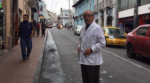 Manuel Garzón posa en la calzada  Guayaquil; tiene 85 años. Foto: Betty Beltrán / ÚN