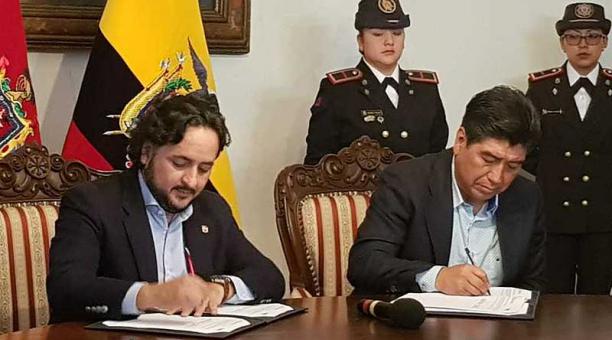 Andrés Michelena, ministro de Telecomunicaciones, y el alcalde Jorge Yunda firmaron el convenio. Foto: Evelyn Jácome / ÚN