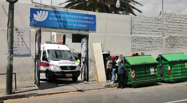 Una ambulancia lleva a heridos luego del altercado en la cárcel de Ambato. Foto: ÚN