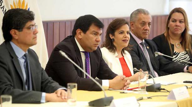 La ministra María Paula Romo entregó el proyecto de Ley a Litardo García, presidente de la Asamblea. Foto: Diego Pallero / ÚN
