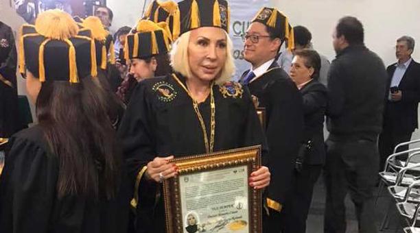 El Claustro Académico otorgó el Doctorado Honoris causa y la medalla Benito Juárez a la presentadora peruana Laura Bozzo, por su defensa de los Derechos de la Mujer. Foto: Facebook Programa Laura