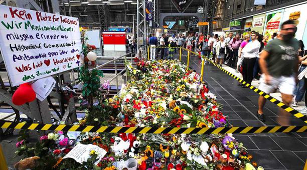 En la estación de tren, en Fráncfort, Alemania, personas dejan flores en honor al niño de 8 años que murió. Foto: EFE