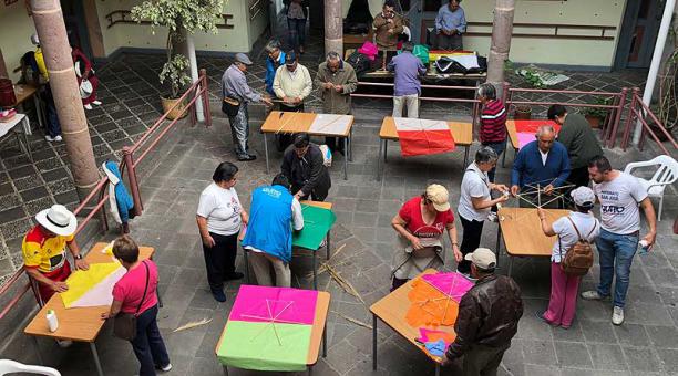 En el patio del Centro de Experiencia del Adulto Mayor se desarrollan las clases para elaborar cometas. Foto: Ana Guerrero / ÚN