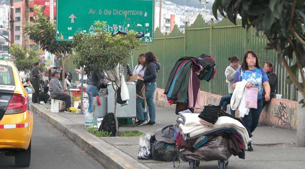 Crecen las ventas informales en los exteriores de la estación de la Ecovía, en el norte de Quito. Foto: Eduardo Terán / ÚN