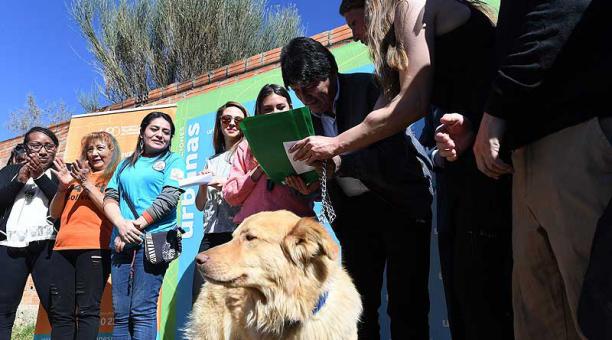 La joven hizo firmar a Evo Morales un compromiso de tenencia responsable para ver que el parro va a estar bien. Foto: EFE