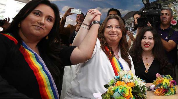 Gabriela Correa (i) y Pamela Troya (d) contrajeron matrimonio civil en el R. Civil de San Blas. Foto: EFE