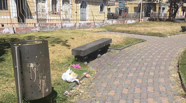 En el parque de La Vicentina hay basura regada sobre el césped. Foto: Diego Bravo / ÚN