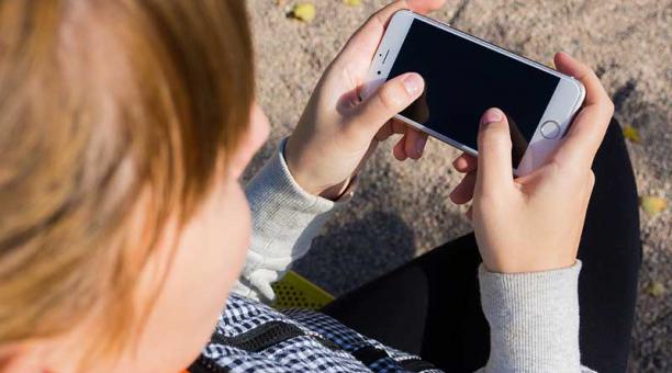 Es imposible evitar el contacto de los niños con celulares u otros dispositivos. Hay que poner límites. Foto: Pxhere