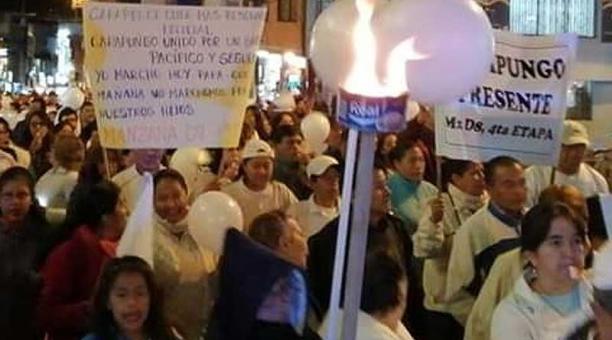 Los vecinos protagonizaron una marcha pacífica en las calles del barrio, la noche del martes 6 de agosto del 2019. Foto: cortesía dirigencia barrial de Carapungo