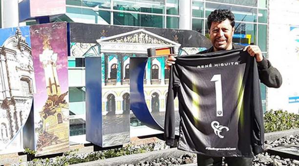 El golero René Higuita llegó la mañana de este 8 de agosto del 2019 a Quito y estará en la promoción del Aucas vs. LDU. Foto: Twitter Aucas