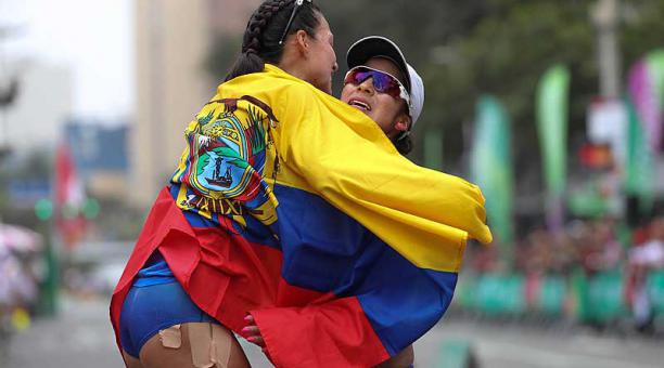 Johana Ordoñez (izq.) de Ecuador, oro, celebra con Paola Perez (bronce). Foto: AFP
