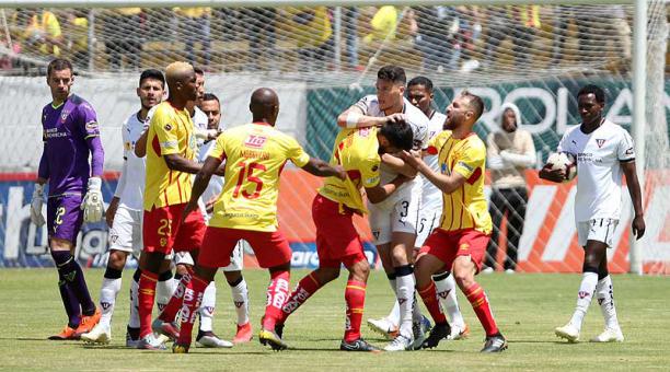Un momento tenso se vivió en el partido con la expulsión del zaguero Carlos Rodríguez, de Liga de Quito. Foto: Vicente Costales / ÚN
