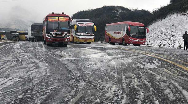 Las llantas de los vehículos patinaban, por eso las autoridades recomendaron tomar vías alternas. Foto: Eduardo Terán / ÚN