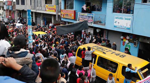 Centenares de personas acudieron a dar la bienvenida a la pequeña en el barrio Pueblo Unido, en el sur de Quito. Foto: Galo Paguay / ÚN