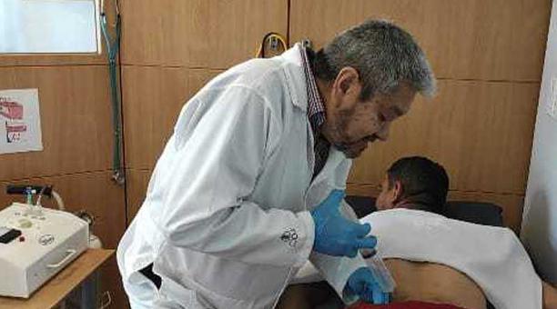El doctor Gerardo Armendáriz aplica ozono a un paciente con hernia de disco. Foto: cortesía