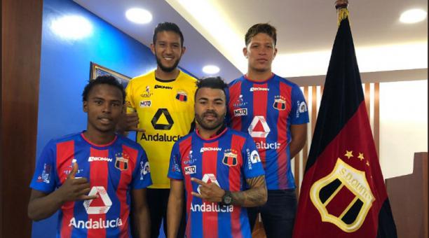 Los jugadores del Deportivo Quito tienen un nuevo auspiciante en su camiseta. Foto: Twitter @SDQUITO