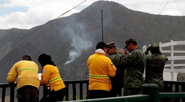 Militares y bomberos coordinan acciones desde el mirador del Pululahua. Foto: Eduardo Terán / ÚN