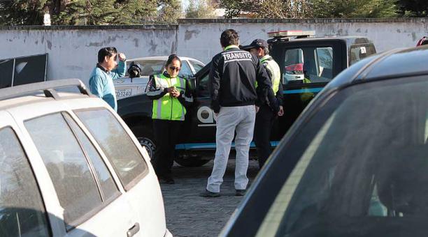Los vehículos retenidos por incumplir la medida Hoy no circula son llevados a los patios de retención del Municipio de Quito. Foto: ÚN