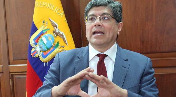 El canciller José Valencia precisó que se trata de "un permiso que existe" y que "hay muchas personas que vienen en tránsito en Ecuador". Foto: EFE
