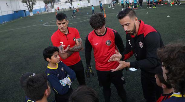 Norberto Araujo y Hernán Galíndez imparten instrucciones a los siete arqueros que se entrenan en la Academia de Fútbol Beto Araujo, en el sector del Quito Tenis. Foto: David Paredes / ÚN