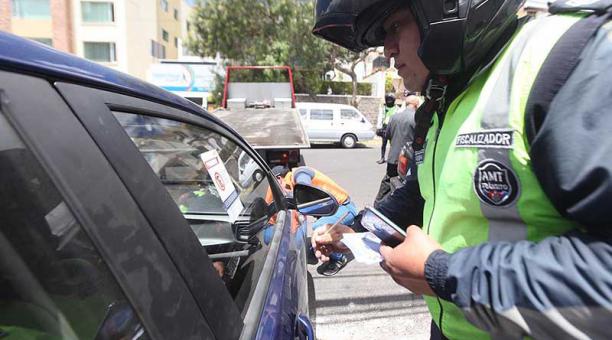 Los agentes de tránsito son los encargados del control. Foto: Julio Estrella / ÚN