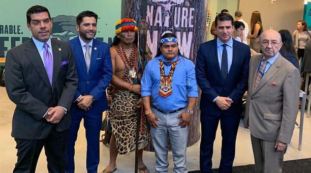 Los ministros de Agricultura, Ambiente y  Comercio Exterior se reunieron con indígenas amazónicos. Foto: Twitter Xavier Lazo