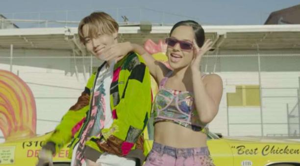 La cantante estadounidense Becky G y el artista surcoreano J-Hope en el video de la canción. Foto: Captura