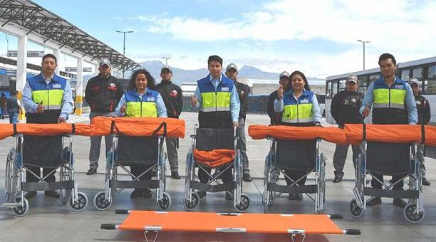 En cada estación del sistema municipal hay una silla de ruedas y una camilla. Foto: cortesía Municipio de Quito