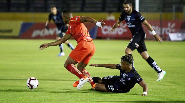 Antonio Valencia (izq) se lleva el balón ante la marca de Jhon Sánchez. Foto: API para ÚN