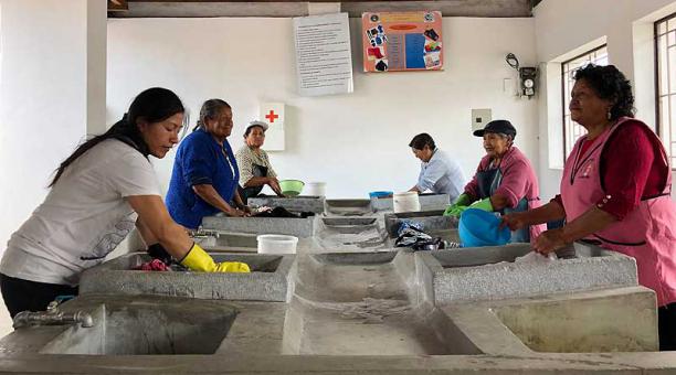 Las usuarias de la lavandería llevan años negándose a utilizar métodos automáticos, como la lavadora. Foto: Ana Guerrero / ÚN
