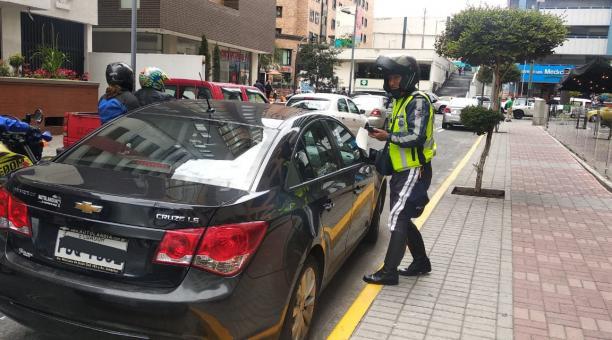 Agentes de tránsito realizan controles para verificar que los conductores cumplan con la normativa estipulada en el Código Orgánico Integral Penal. Foto: Twitter @AMTQuito