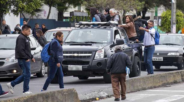 Hasta en camionetas se movilizó la gente de Quito para cumplir con sus actividades diarias. Foto: Armando Prado / ÚN