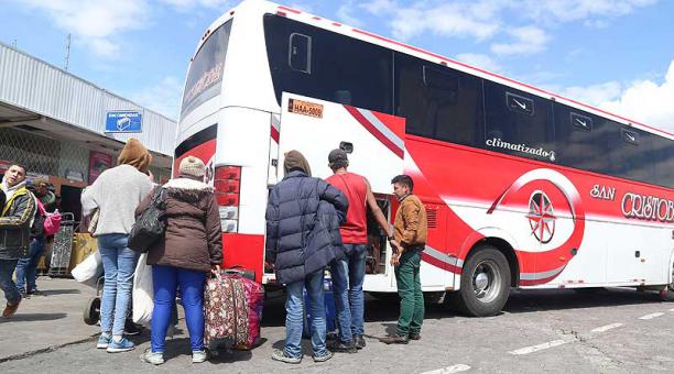 Pasajeros fletaron buses de Carcelén a Tulcán por USD 1 500. Foto: Diego Pallero / ÚN