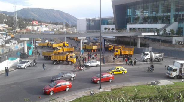 Volquetas bloquearon el paso a peatones y vehículos este lunes 7 de octubre del 2019 en distintas vías de Quito. Foto: Twitter AMT