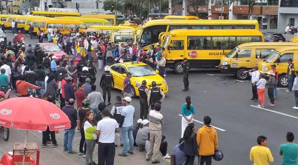 Los manifestantes obstaculizaron una parte de la avenida de Los Shyris en sentido norte- sur. Foto: Luis Rodríguez / ÚN