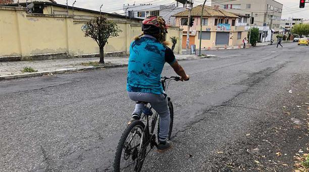 Hay ciudadanos que optan por circular en bicicleta por Quito. De paso no contaminan. Foto: ÚN
