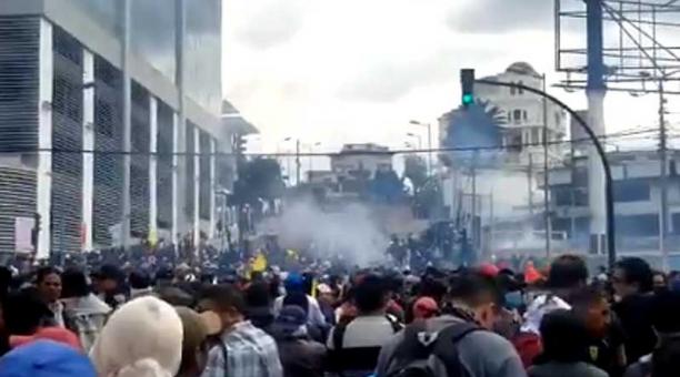 Enfrentamiento entre manifestantes y la Policía en las inmediaciones de la Asamblea Nacional. Foto: captura