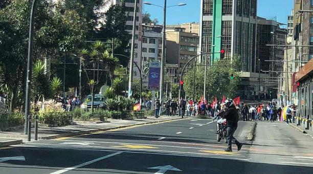 Manifestantes cerraron una parte de la avenida 10 de Agosto, centro de concentración para el inicio de la marcha con destino al Centro Histórico de Quito. Foto: Eduardo Terán / ÚN