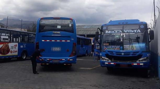 En Quito, los buses están guardados. Dueños esperan alza de pasajes. Foto: Betty Beltrán/ ÚN