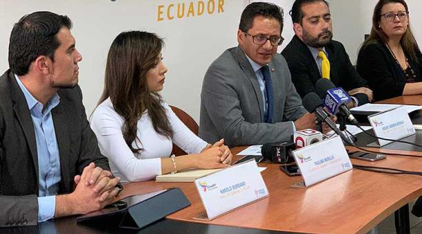 El defensor del Pueblo, Freddy Carrión (c), anunció la creación de una comisión especial que investigará posibles violaciones a derechos humanos, durante los 11 días del paro en Ecuador. Foto: Twitter Defensoría del Pueblo