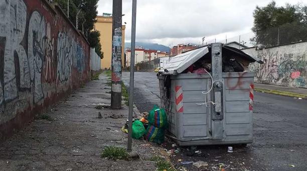 Este contenedor de Solanda está dañado y ya no le cabe más basura. Foto: Luis Rodríguez / ÚN